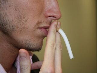 Një burrë që pi duhan rrezikon të ketë probleme me potencën